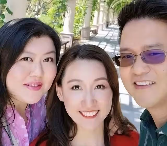 向佐異母姐姐露面,容貌身材神似向太,巨星李小龍死於她母親家中