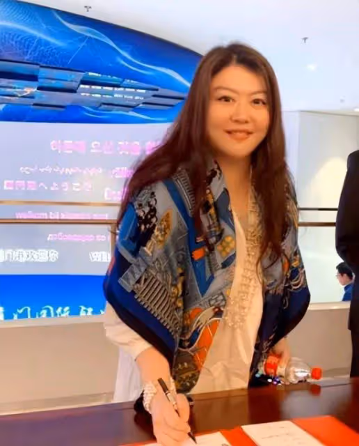 向佐異母姐姐露面,容貌身材神似向太,巨星李小龍死於她母親家中