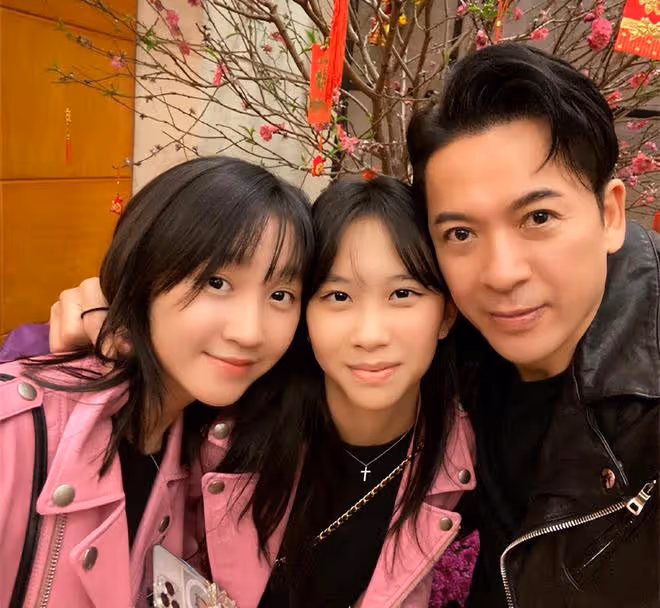郭政鴻一家三口罕同框,倆女兒已亭亭玉立,長女乾媽是賭王千金