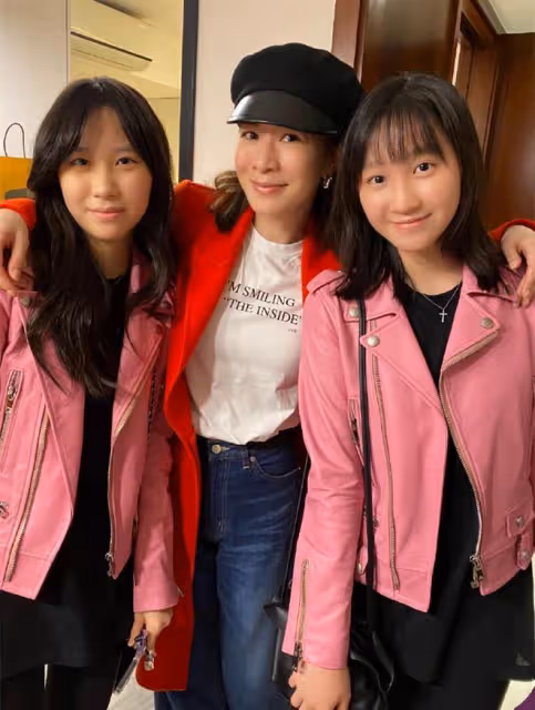 郭政鴻一家三口罕同框,倆女兒已亭亭玉立,長女乾媽是賭王千金