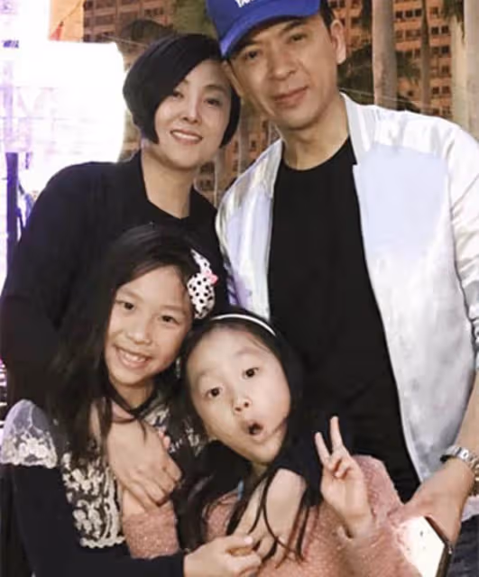 郭政鴻一家三口罕同框,倆女兒已亭亭玉立,長女乾媽是賭王千金