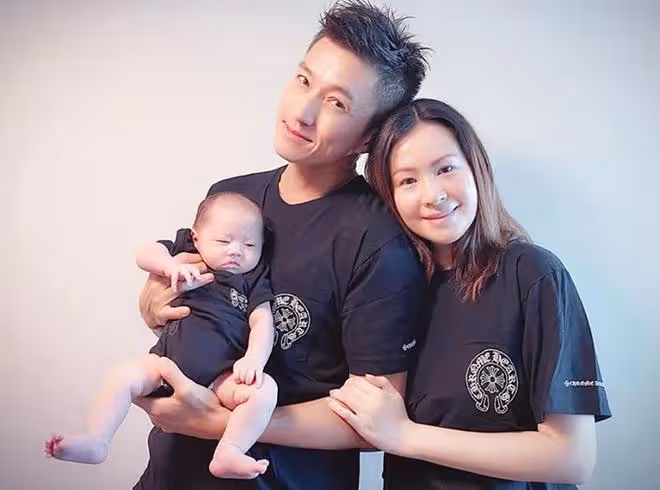 郭政鴻一家三口罕同框，倆女兒已亭亭玉立，長女乾媽是賭王千金