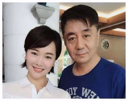 左小青回山東老家擼串,不戴口罩沒被認出來,分明是過氣了