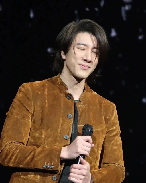 王力宏演唱會淚唱想念兒女,全家陪伴復出,自稱蓋世英雄回歸舞台