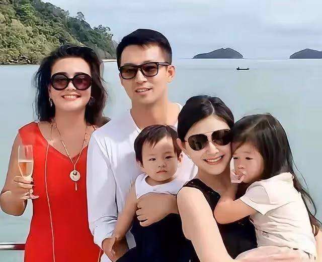 張蘭爆料,大S大年初二給汪小菲發全家福,是具俊曄和倆孩子合照