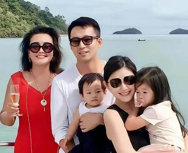 張蘭爆料,大S大年初二給汪小菲發全家福,是具俊曄和倆孩子合照