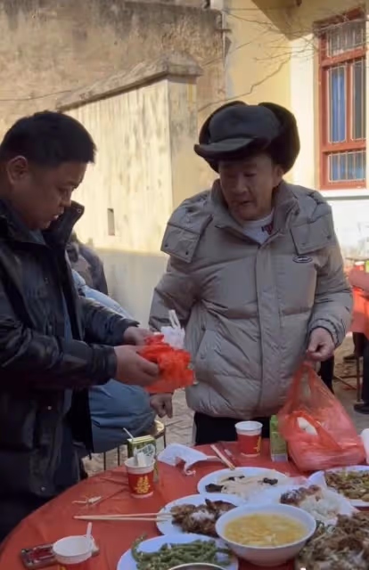 演員李嘉明現身農村吃席,自帶塑料袋打包剩菜,穿著樸素很接地氣