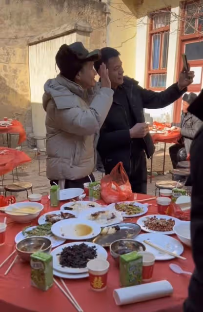 演員李嘉明現身農村吃席,自帶塑料袋打包剩菜,穿著樸素很接地氣