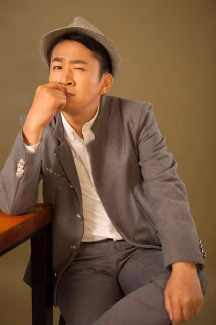 演員李嘉明現身農村吃席,自帶塑料袋打包剩菜,穿著樸素很接地氣