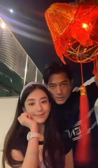 郭富城一家出遊！方媛白嫩豐腴，倆女兒高顏值一個似媽一個像爸