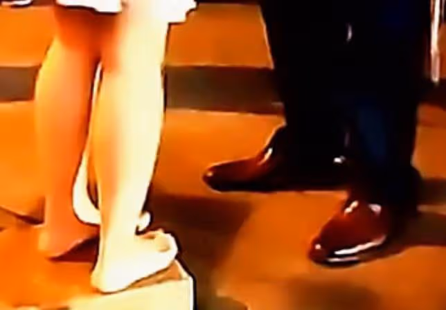 演員拍吻戲為何只拍上半身?鏡頭下移後,忍不住笑出聲