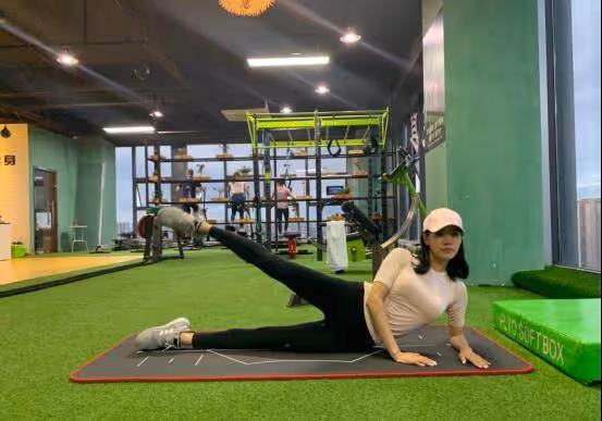 實力派女演員王智,雙腿纖細緊緻超搶眼,生活習慣健康且自律