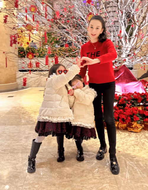 天王嫂方媛曬全家遊玩照!倆女兒顏值酷似爸爸,女方白嫩似少女