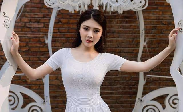 徐冬冬曬吃面視頻,姿勢霸氣十足,身材依舊火辣!