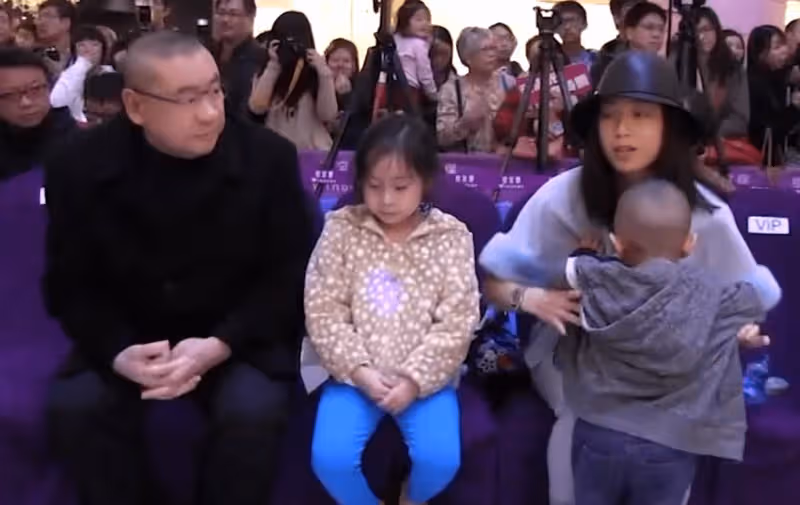 大劉兒子劉仲學拆過年紅包,近萬壓歲錢悉數捐出,才11歲身價百億