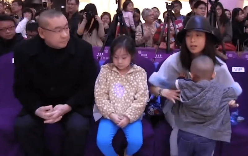 大劉兒子劉仲學拆過年紅包,近萬壓歲錢悉數捐出,才11歲身價百億