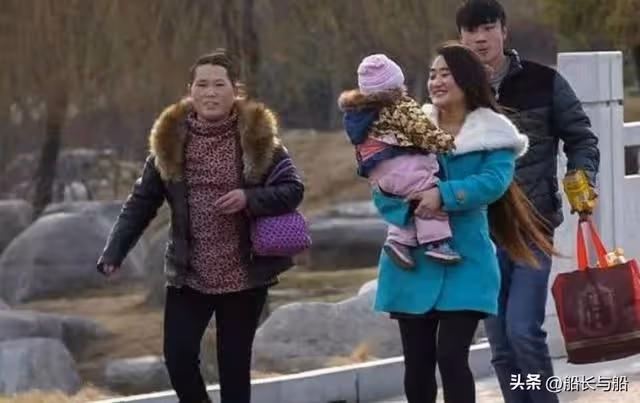 女兒過年給父母5000塊錢,竟遭弟弟破口大罵:顯擺給誰看呢