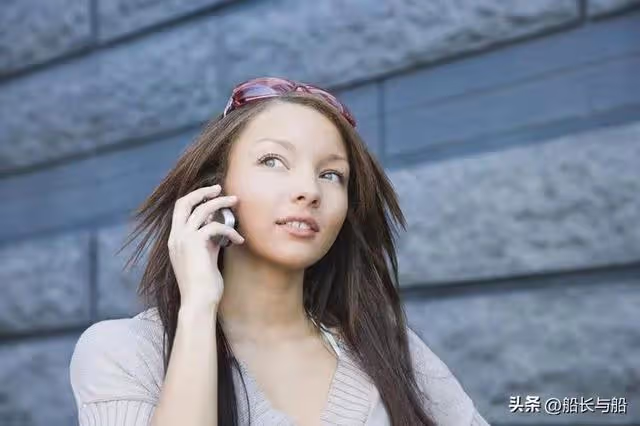女兒過年給父母5000塊錢,竟遭弟弟破口大罵:顯擺給誰看呢