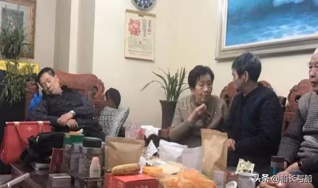 女兒過年給父母5000塊錢,竟遭弟弟破口大罵:顯擺給誰看呢