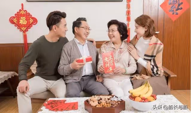 女兒過年給父母5000塊錢，竟遭弟弟破口大罵：顯擺給誰看呢