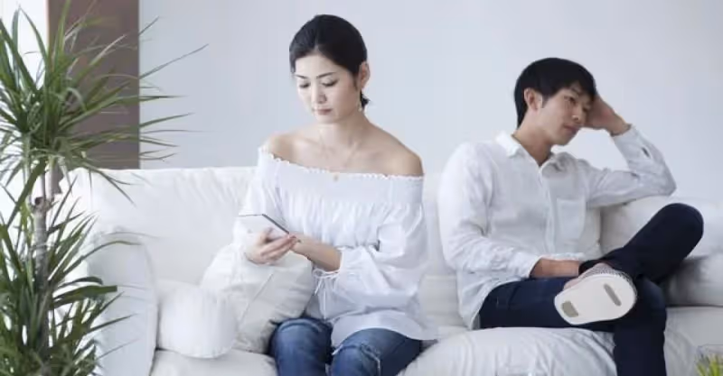 小舅子結婚隨10萬錢不夠，妻子讓丈夫向婆婆借錢，丈夫怒:無底洞