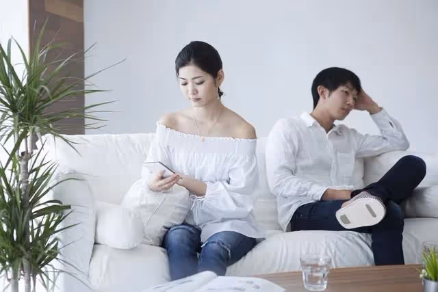 小舅子結婚隨10萬錢不夠,妻子讓丈夫向婆婆借錢,丈夫怒:無底洞