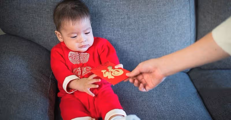 過年，姥姥給孩子紅包1萬，奶奶只給200，孩子爸爸感覺「丟人」