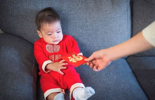 過年,姥姥給孩子紅包1萬,奶奶只給200,孩子爸爸感覺「丟人」