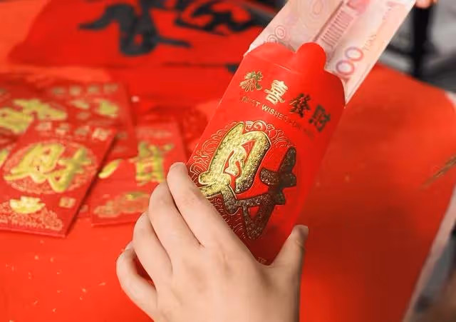 過年,姥姥給孩子紅包1萬,奶奶只給200,孩子爸爸感覺「丟人」