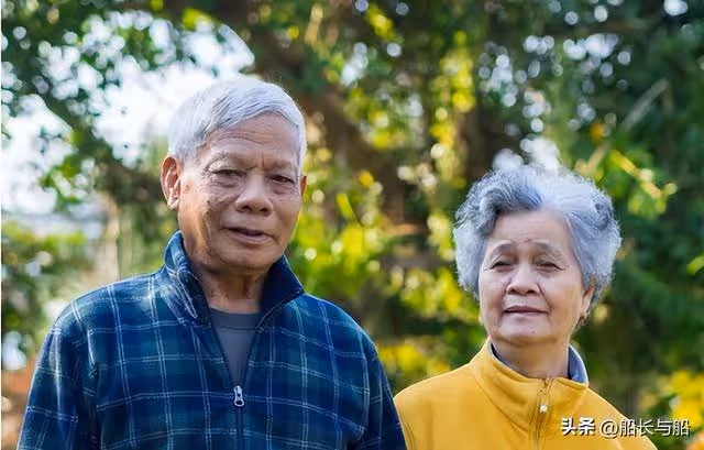 2對夫妻抱團養老,不到半年就散夥,64歲大媽哭訴:老伴差點沒了