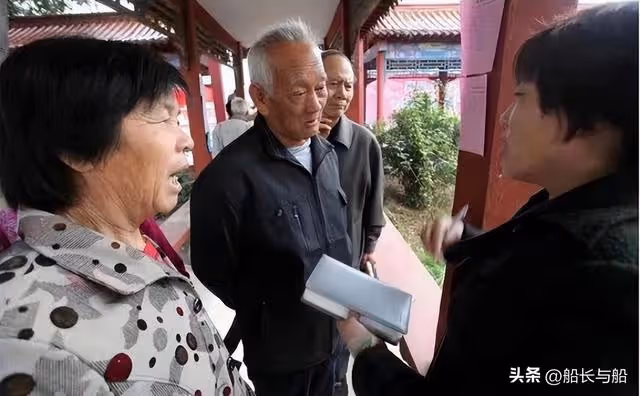 2對夫妻抱團養老,不到半年就散夥,64歲大媽哭訴:老伴差點沒了