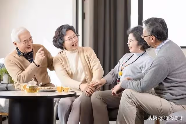 2對夫妻抱團養老,不到半年就散夥,64歲大媽哭訴:老伴差點沒了