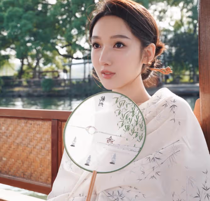 都美竹出道,《滿江紅》硬剛,《張公案》空降,貴圈好熱鬧!