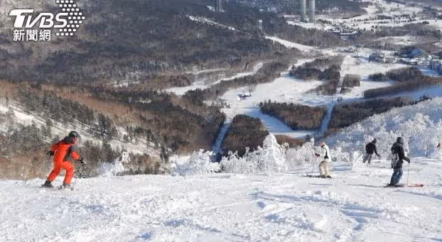 才跟老公甜蜜打卡!48歲女星「當地驚傳高山雪崩」 緊急搶救「10多人遭活埋」最新狀況曝光