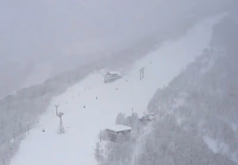 才跟老公甜蜜打卡!48歲女星「當地驚傳高山雪崩」 緊急搶救「10多人遭活埋」最新狀況曝光
