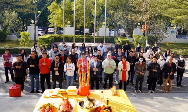 何家勁當工廠老闆很闊氣!拿一沓紅包彎腰發員工,笑容滿臉無架子