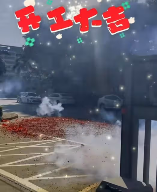 何家勁當工廠老闆很闊氣!拿一沓紅包彎腰發員工,笑容滿臉無架子