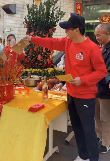何家勁當工廠老闆很闊氣!拿一沓紅包彎腰發員工,笑容滿臉無架子