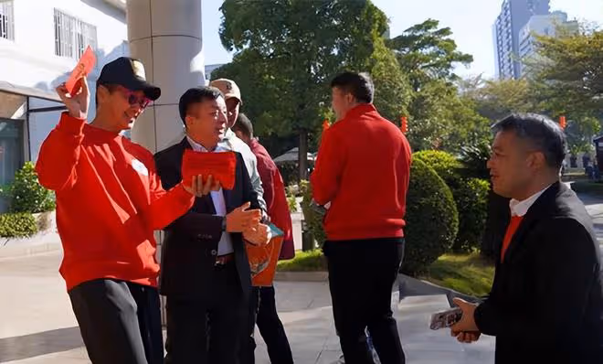 何家勁當工廠老闆很闊氣!拿一沓紅包彎腰發員工,笑容滿臉無架子