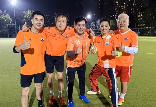何家勁當工廠老闆很闊氣!拿一沓紅包彎腰發員工,笑容滿臉無架子