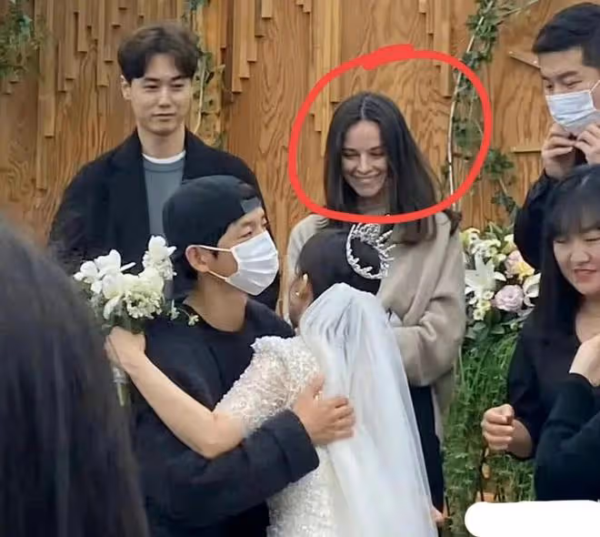 宋仲基再婚!宣布英國老婆懷孕,女方離婚帶一女,宋仲基喜提繼父