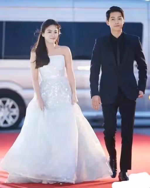 宋仲基再婚!宣布英國老婆懷孕,女方離婚帶一女,宋仲基喜提繼父
