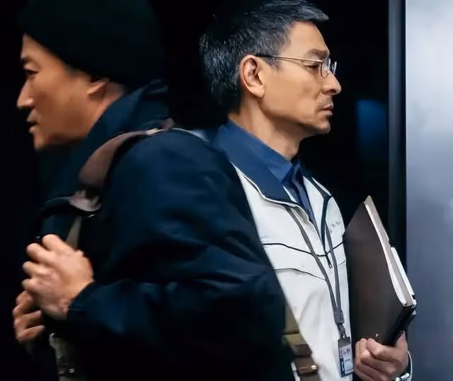 《流浪地球2》上映後引觀影熱潮,放映廳座無虛席,票房直逼24億
