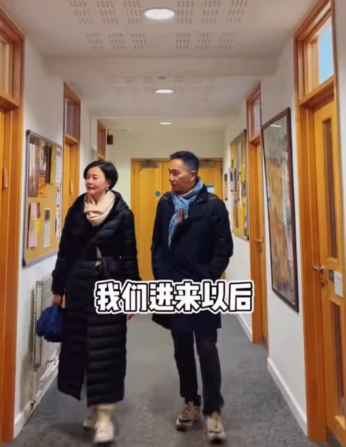 駱達華夫婦參觀女兒學校,21歲愛女顏值高,全球排名第8大學讀醫