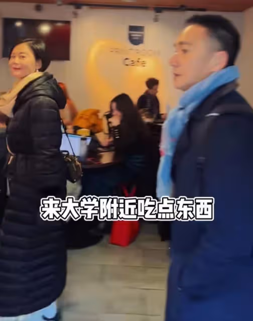駱達華夫婦參觀女兒學校,21歲愛女顏值高,全球排名第8大學讀醫