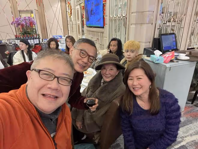 富婆白韻琴與小15歲老公現身,78歲被指目光呆滯,多次傳患腦退化