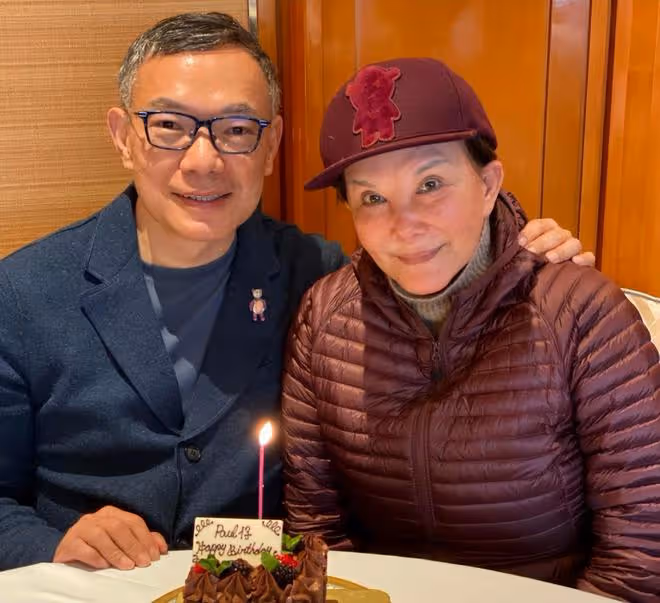 富婆白韻琴與小15歲老公現身,78歲被指目光呆滯,多次傳患腦退化