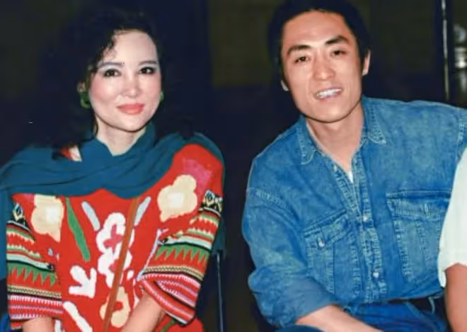 富婆白韻琴與小15歲老公現身,78歲被指目光呆滯,多次傳患腦退化