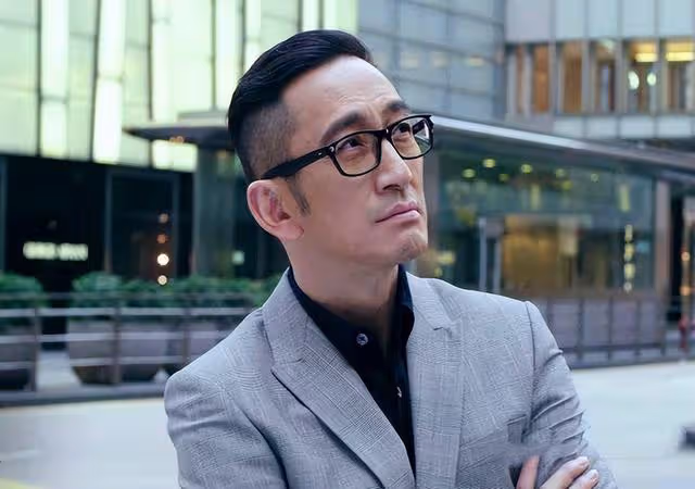 《壹號皇庭》演員再聚首!歐陽震華鬍子花白,吳啟華穿著亮眼