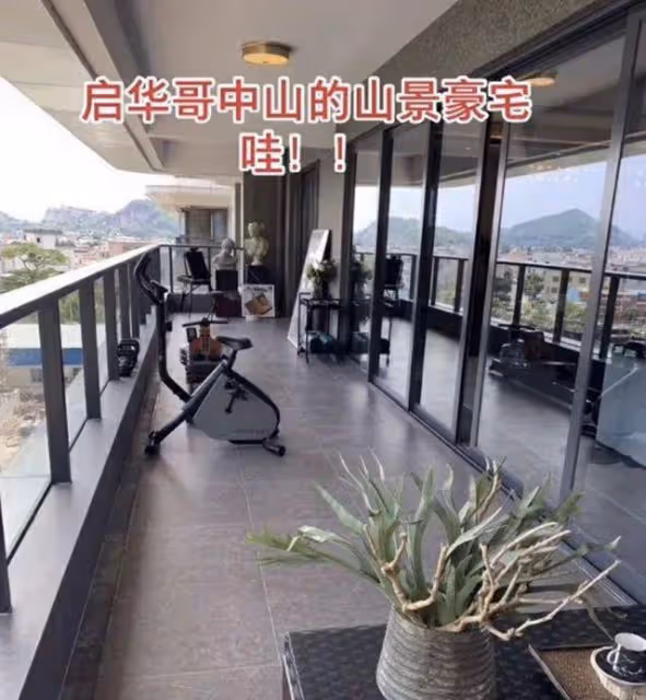 《壹號皇庭》演員再聚首!歐陽震華鬍子花白,吳啟華穿著亮眼
